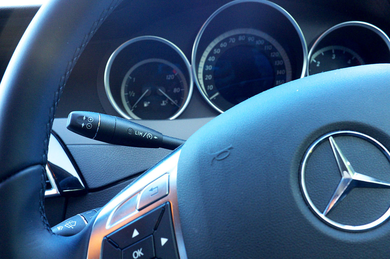 Ovládání tempomatu ve voze Mercedes-Benz