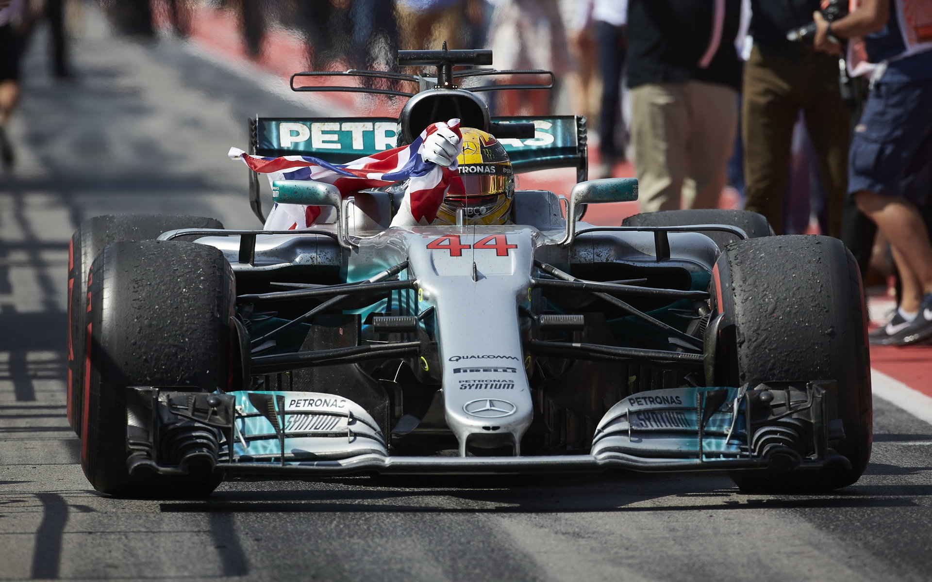 Lewis Hamilton se raduje z zvítězství v závodě v Kanadě