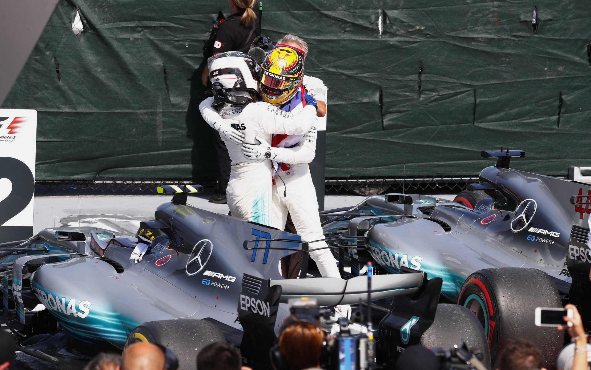 Valtteri Bottas gratuluje týmovému kolegovi k vítězství v závodě v Kanadě