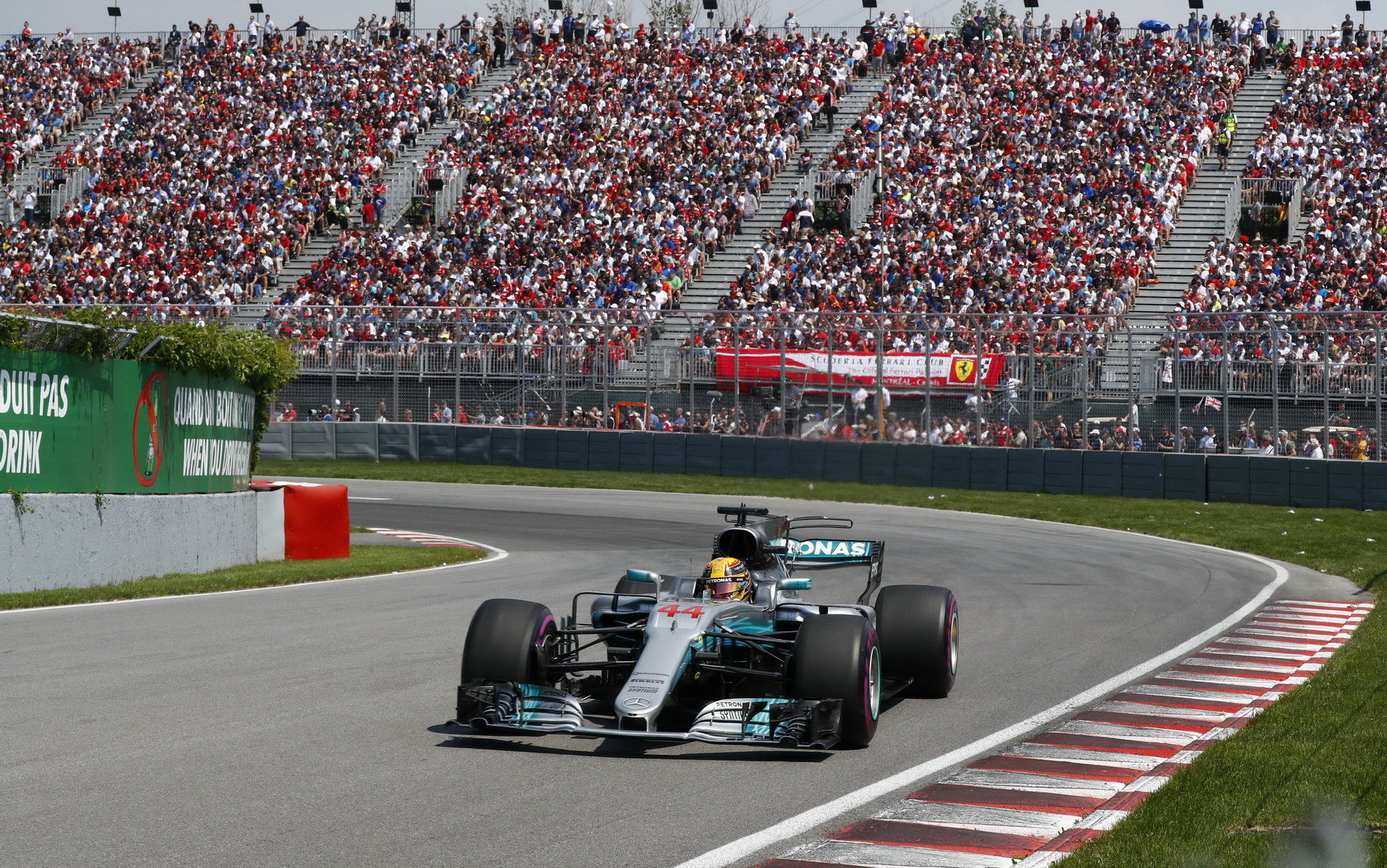 Lewis Hamilton v Kanadě vymazal konkurenci způsobem budícím rozpaky