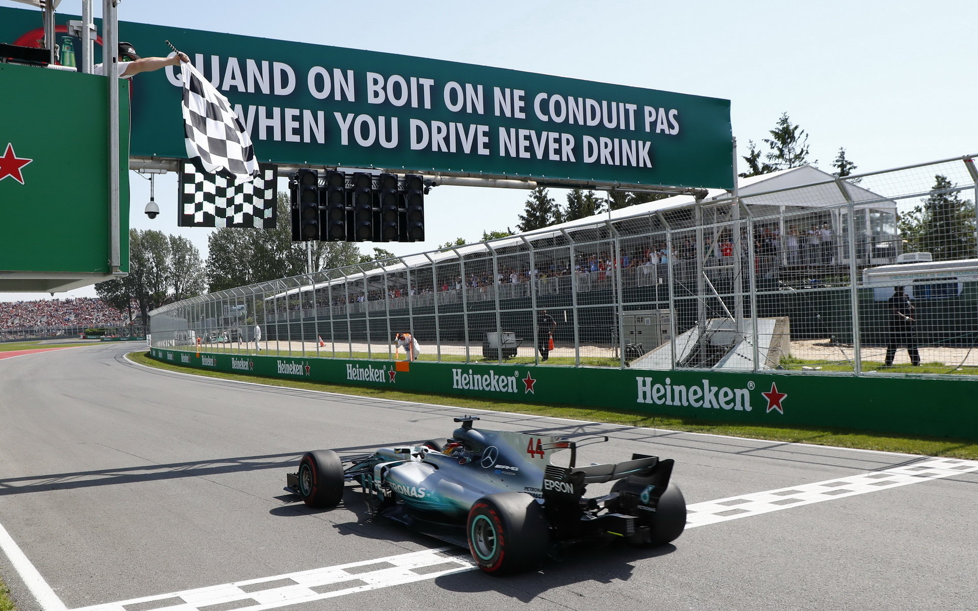 Lewis Hamilton v cíli závodu v Kanadě