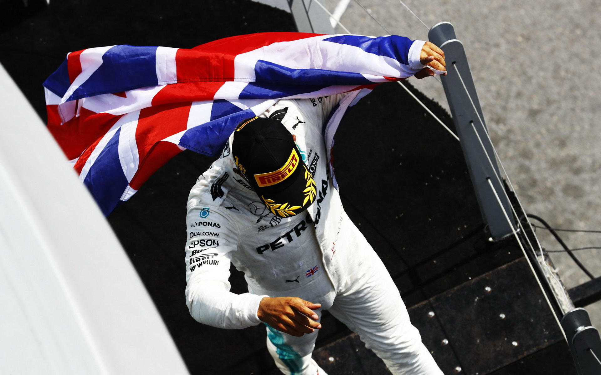 Lewis Hamilton si užívá vítěství na pódiu po závodě v Kanadě
