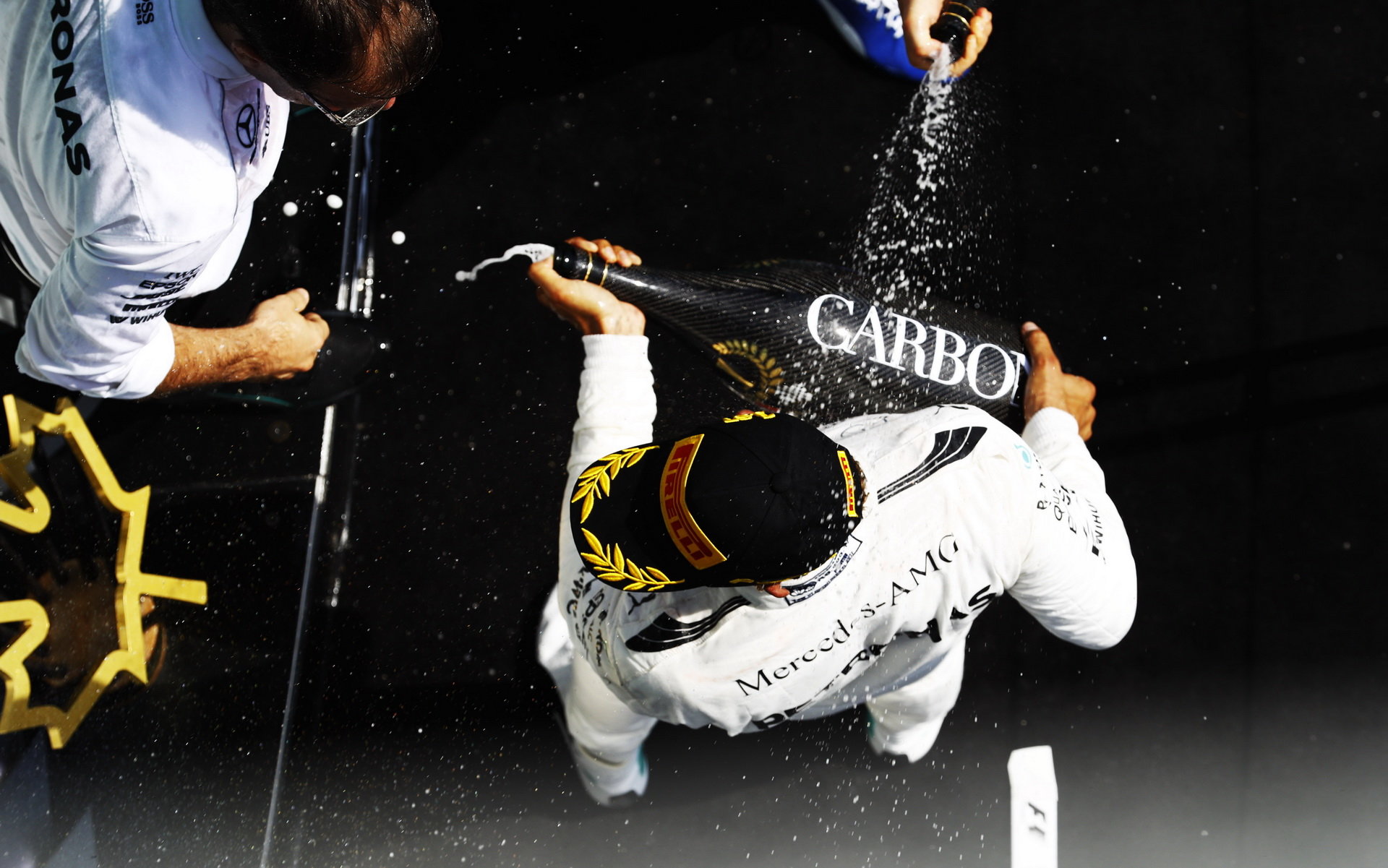 Lewis Hamilton si užívá vítěství na pódiu po závodě v Kanadě