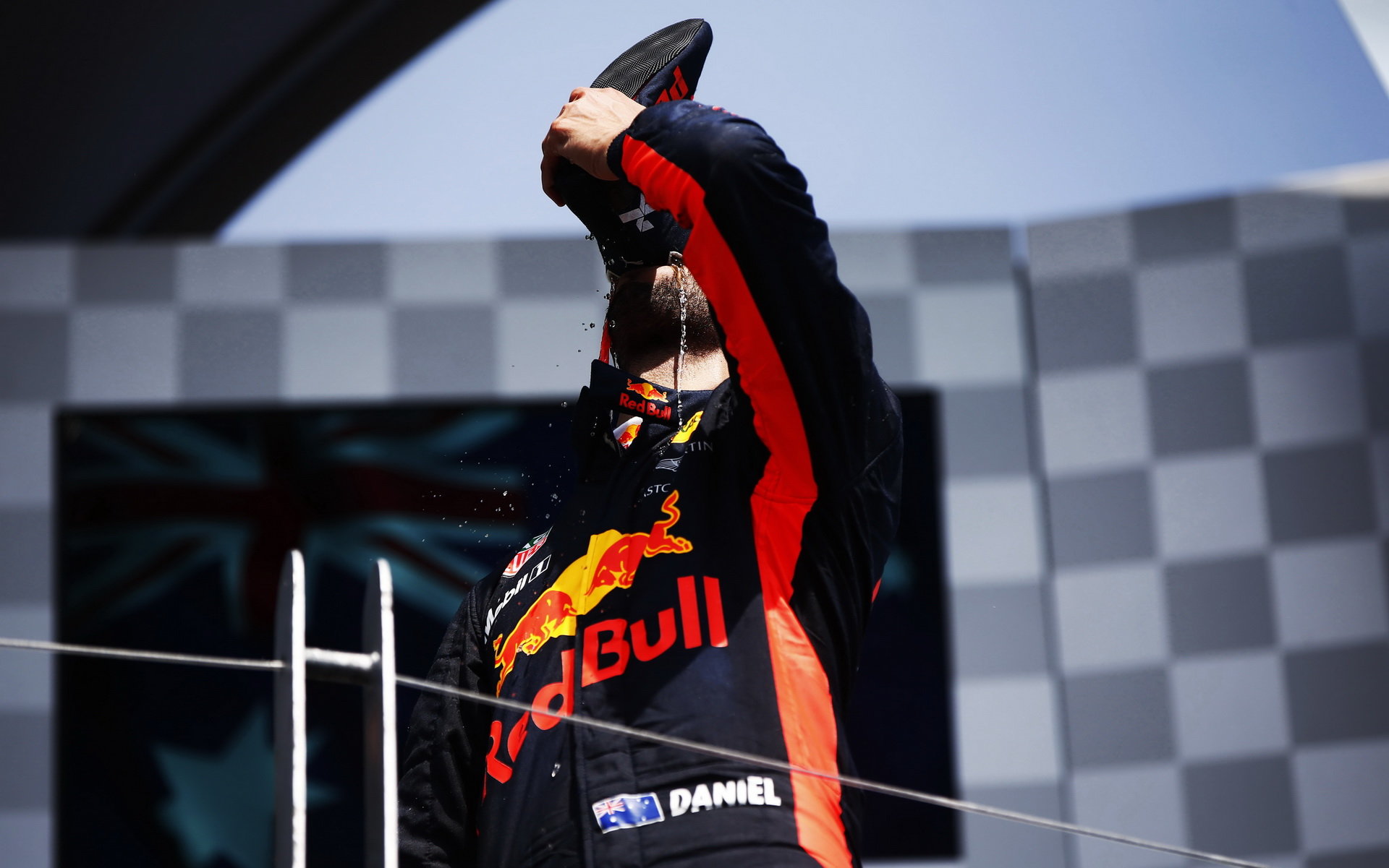 Daniel Ricciardo si užívá svou "shoey" na pódiu po závodě v Kanadě