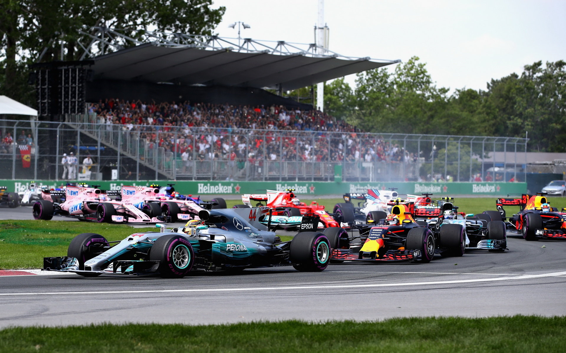 Lewis Hamilton těsně po startu závodu v Kanadě