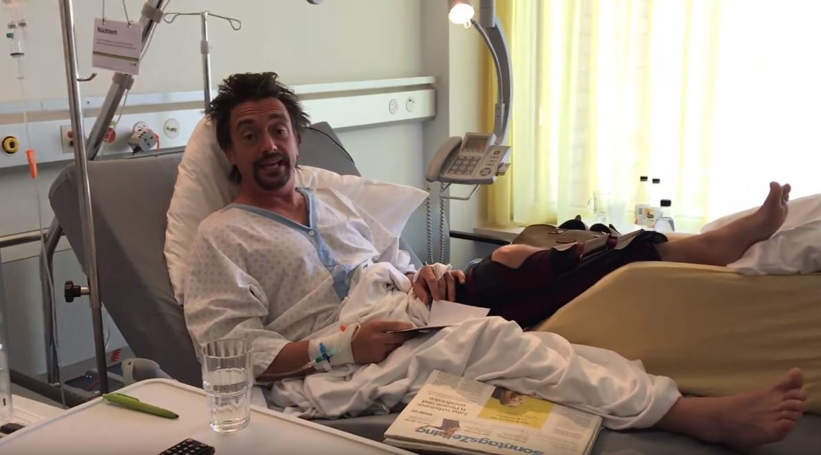 Richard Hammond leží po vážné autonehodě v nemocnici se zraněným kolenem a čeká na operaci