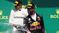 Daniel Ricciardo si užíval chvíle na pódiu po závodě v Kanadě