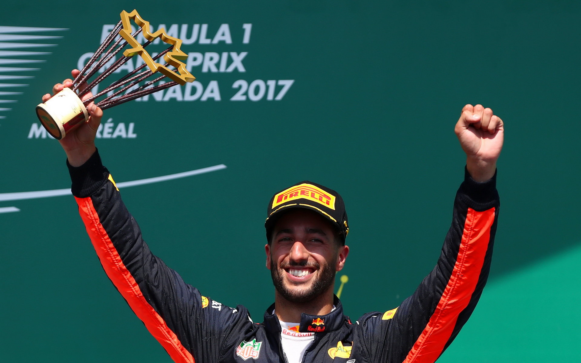 Daniel Ricciardo se svou trofejí na pódiu po závodě v Kanadě