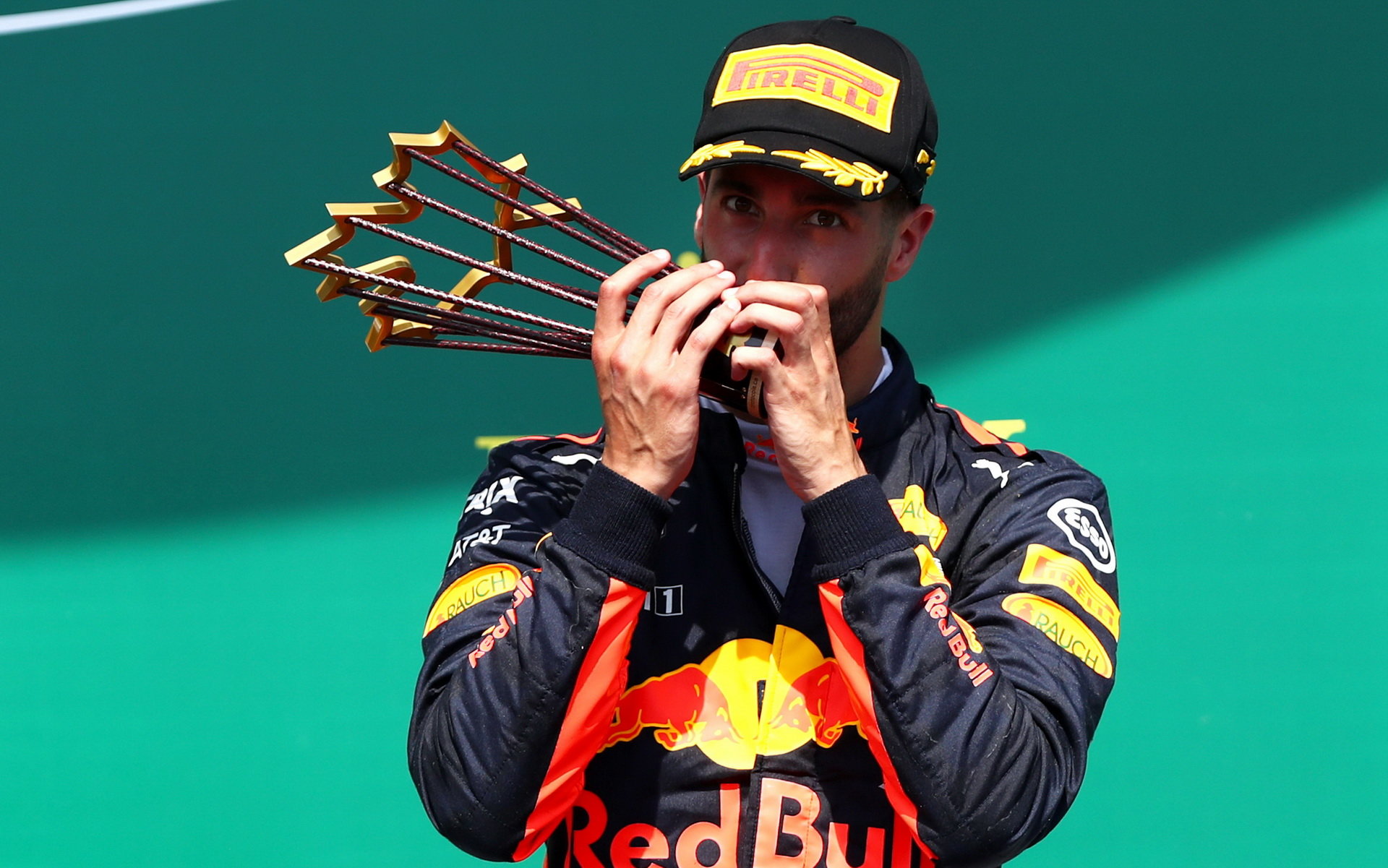 Daniel Ricciardo se svou trofejí na pódiu po závodě v Kanadě
