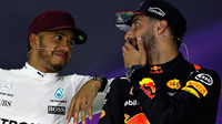 Lewis Hamilton a Daniel Ricciardo na tiskovce po závodě v Kanadě