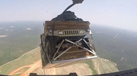 Letecký výsadek armádních vozidel Humvee