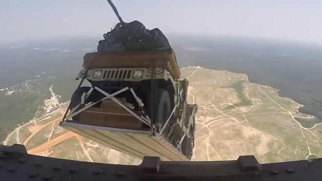 Letecký výsadek armádních vozidel Humvee