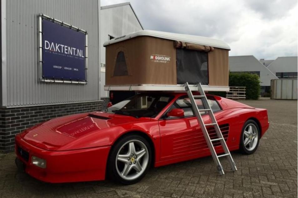 Ferrari Testarossa s expedičním stanem na střeše