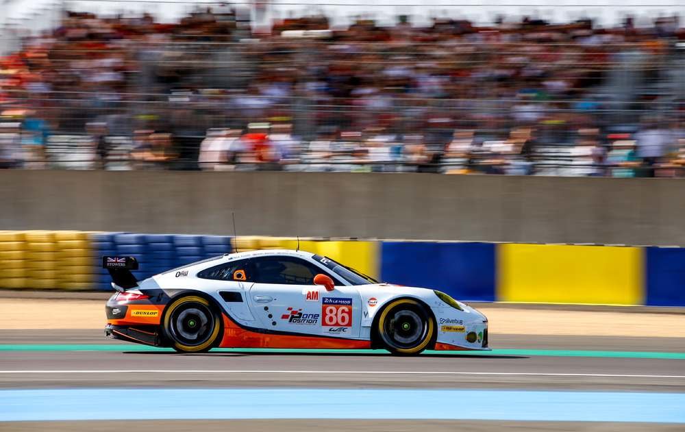 Porsche 911RSR týmu Gulf Racing s posádkou Michael Wainwright, Ben Barker, Nick Foster