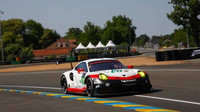 Tovární Porsche 911RSR posádky Richard Lietz, Frédéric Makowiecki, Patrick Pilet
