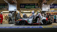 Tovární Porsche 911RSR posádky Michael Christensen, Kévin estre, Dirk Werner