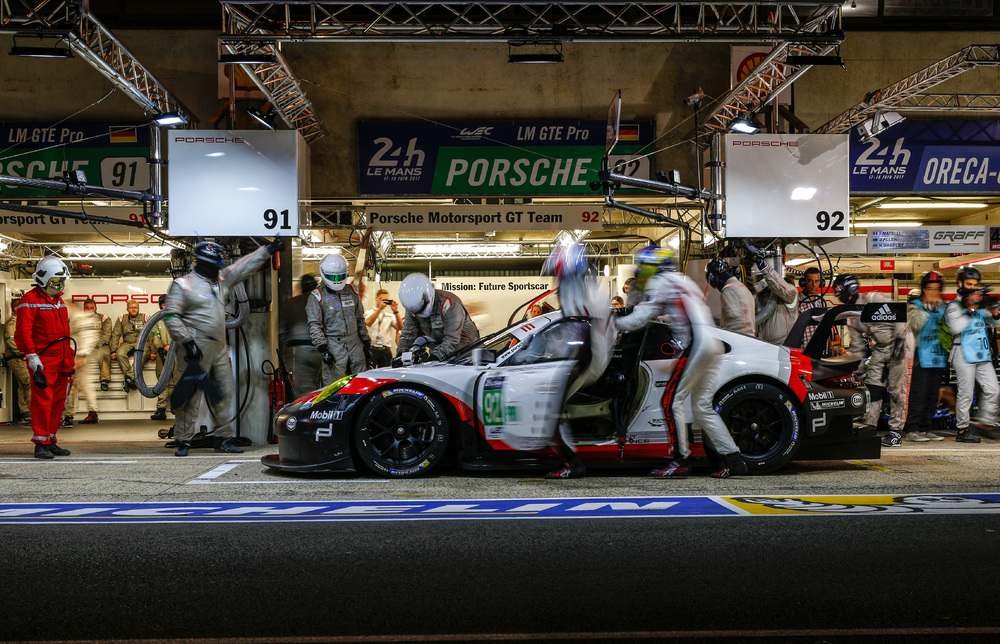 Tovární Porsche 911RSR posádky Michael Christensen, Kévin estre, Dirk Werner