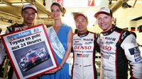 Vítězové kvalifikace na 85. ročník 24 hodin Le Mans (zleva) Stéphane Sarrazin, Miss Le Mans 2017, Kamui Kobayashi, Mike Conway