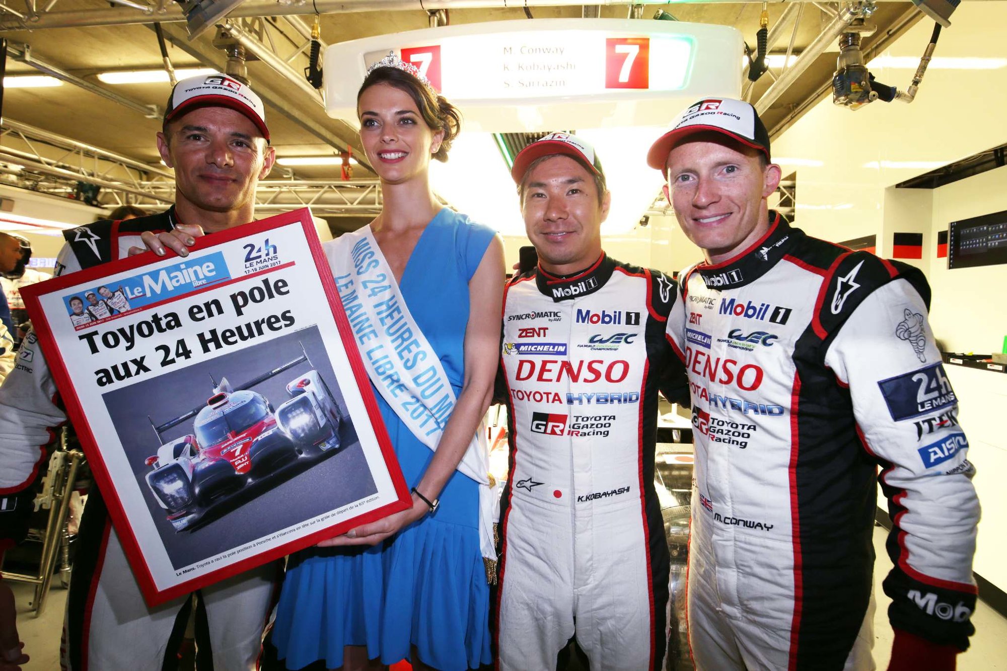 Vítězové kvalifikace na 85. ročník 24 hodin Le Mans (zleva) Stéphane Sarrazin, Miss Le Mans 2017, Kamui Kobayashi, Mike Conway