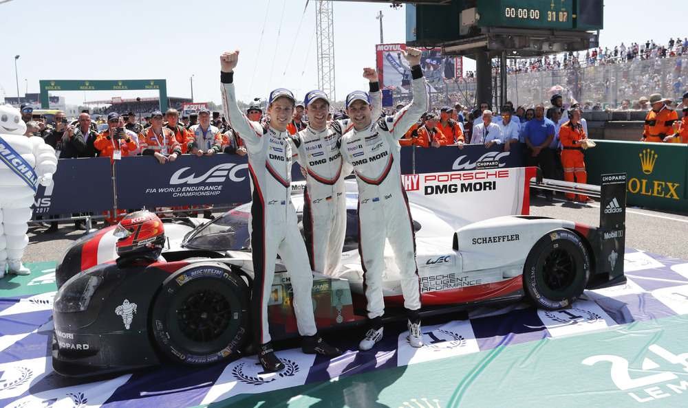 Vítězné trio Porsche (zleva) Brendon Harltey, Timo Bernhard, Earl Bamber
