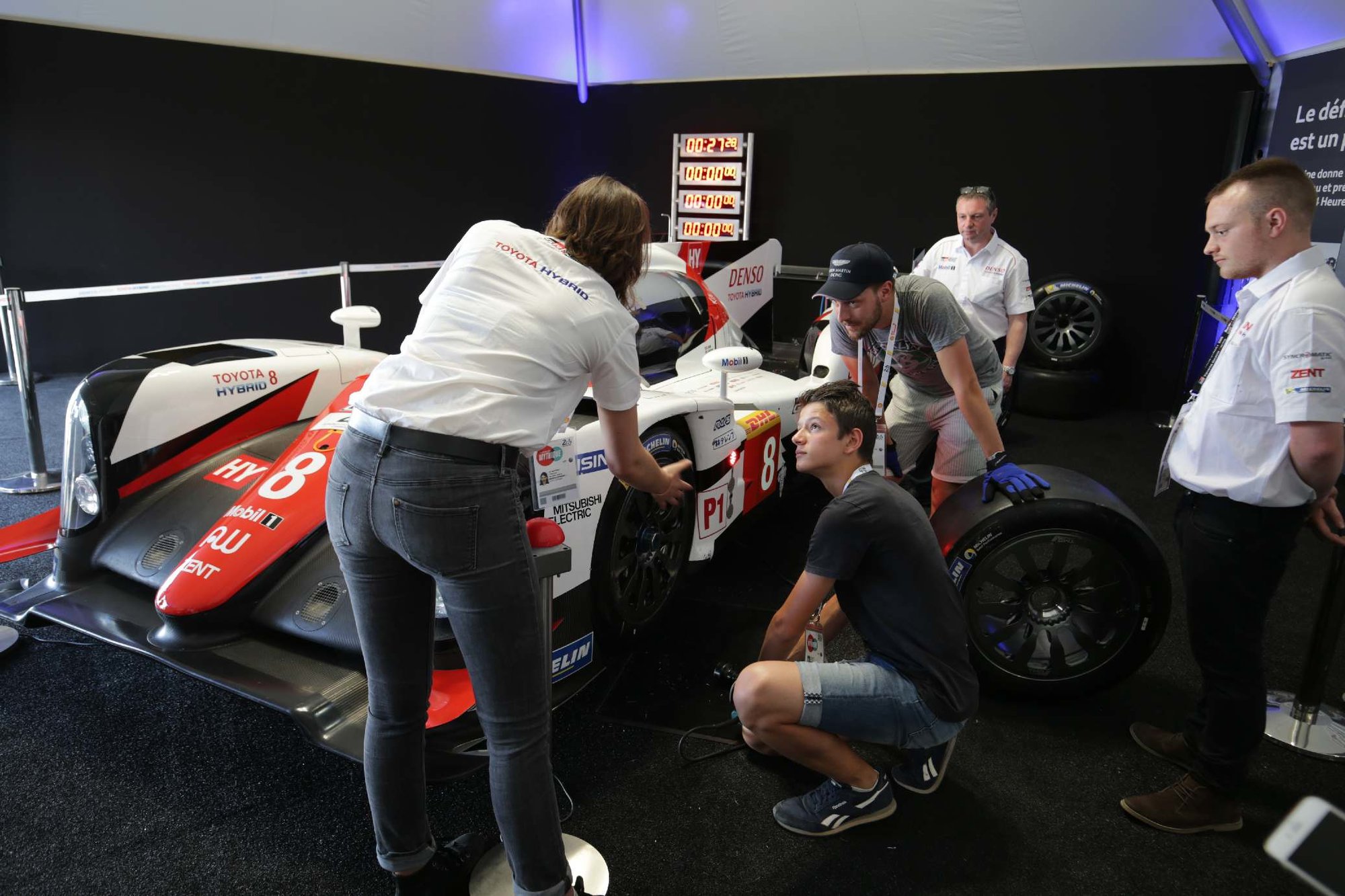 Instalace expozice ve stánku Toyota Gazoo racing v Paddocku Le Mans 2017