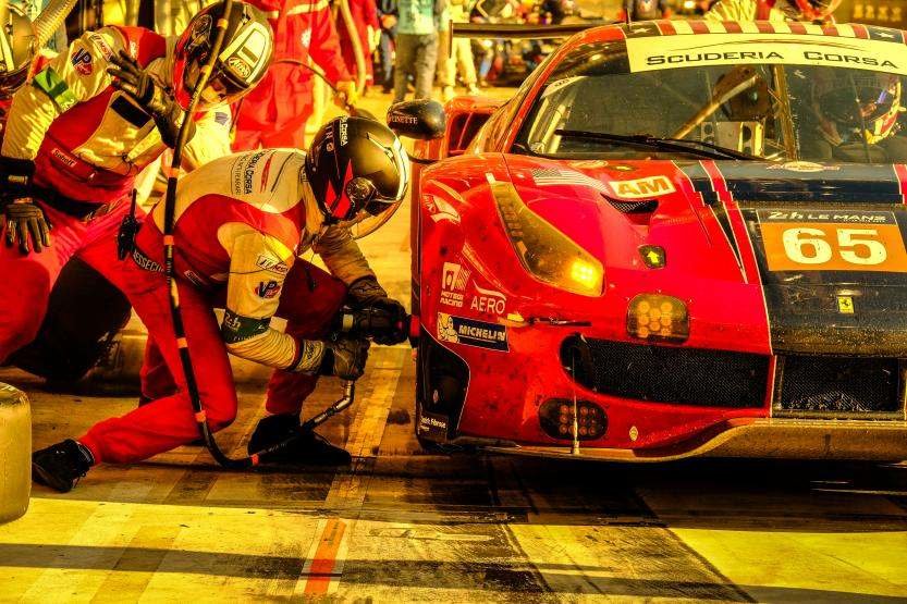 Ferrari 488GTE týmu Scuderia Corsa při výměně pneumatik v době západu slunce