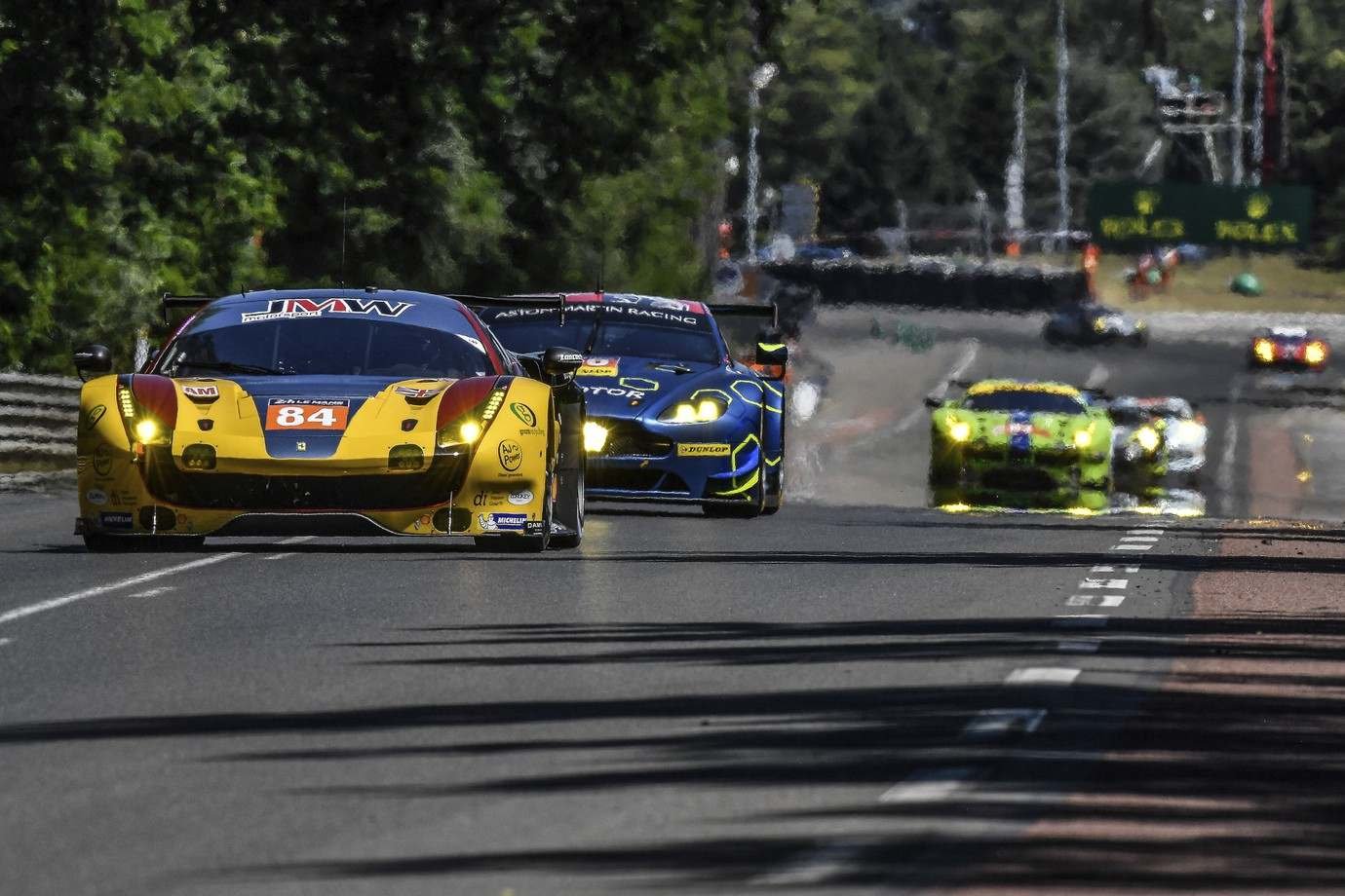 Ferrari 488GTE týmu JMW Motorsport s posádkou Will Stevens, Robert Smith, Dries Vanthoor