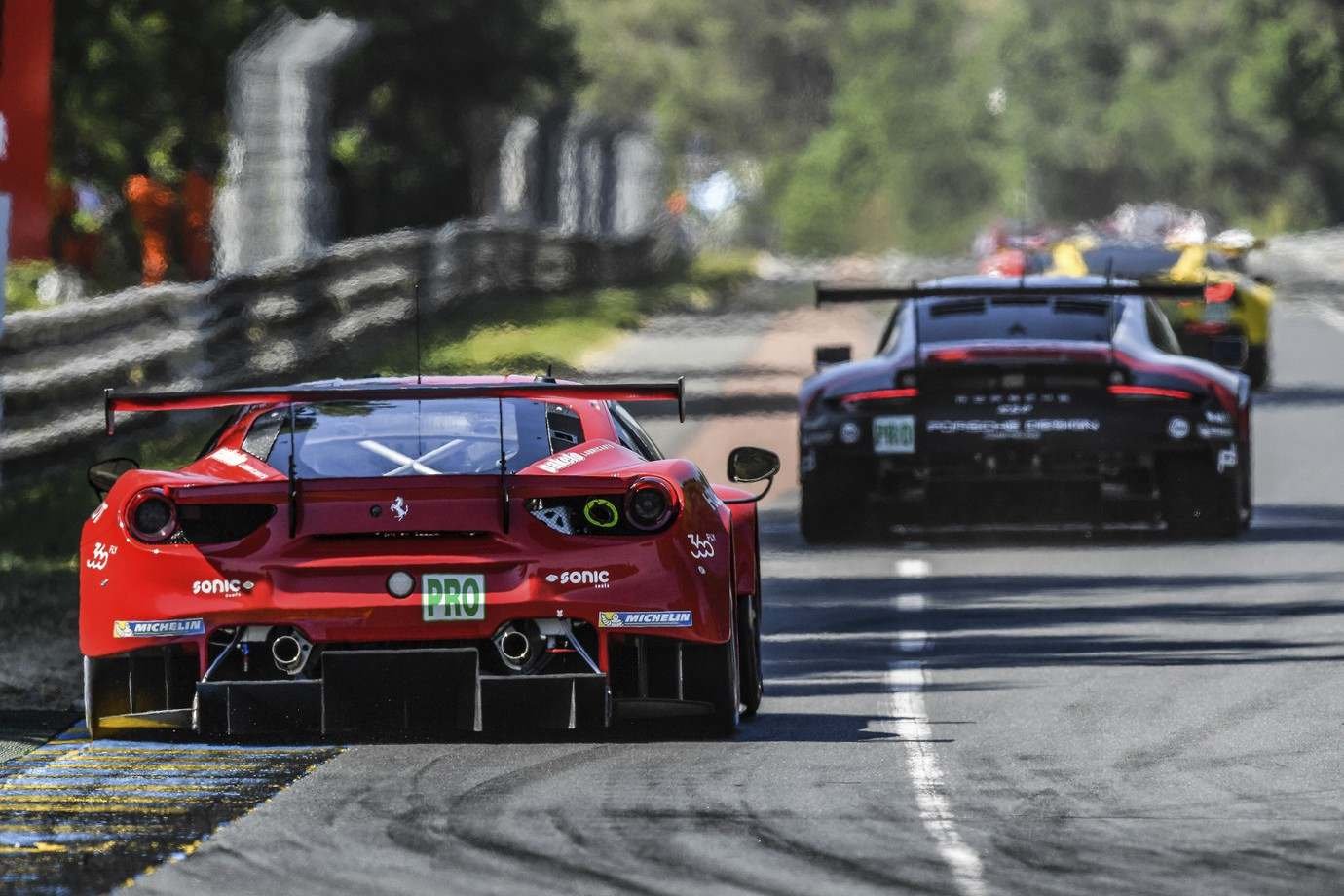 Ferrari 488GTE týmu Risi Competizione s posádkou Toni Vilander, Giancarlo Fisichella, Pierre Kaffer