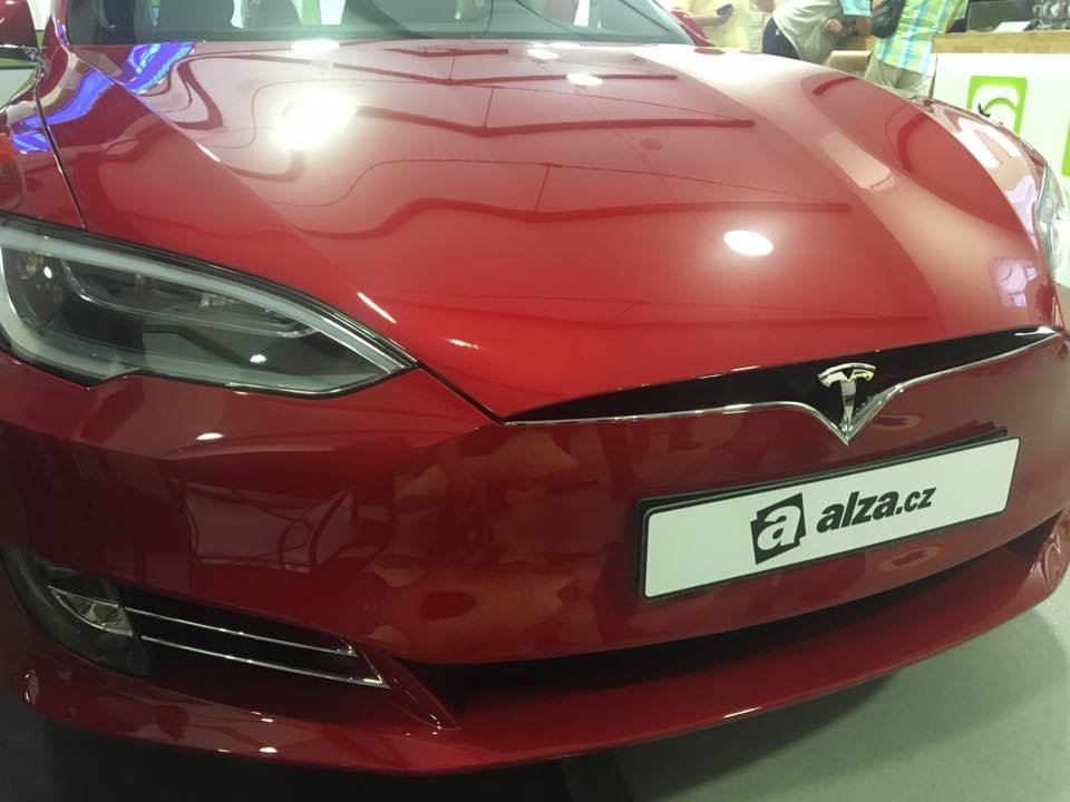 Společnost Alza.cz zahájila prodej elektromobilů Tesla