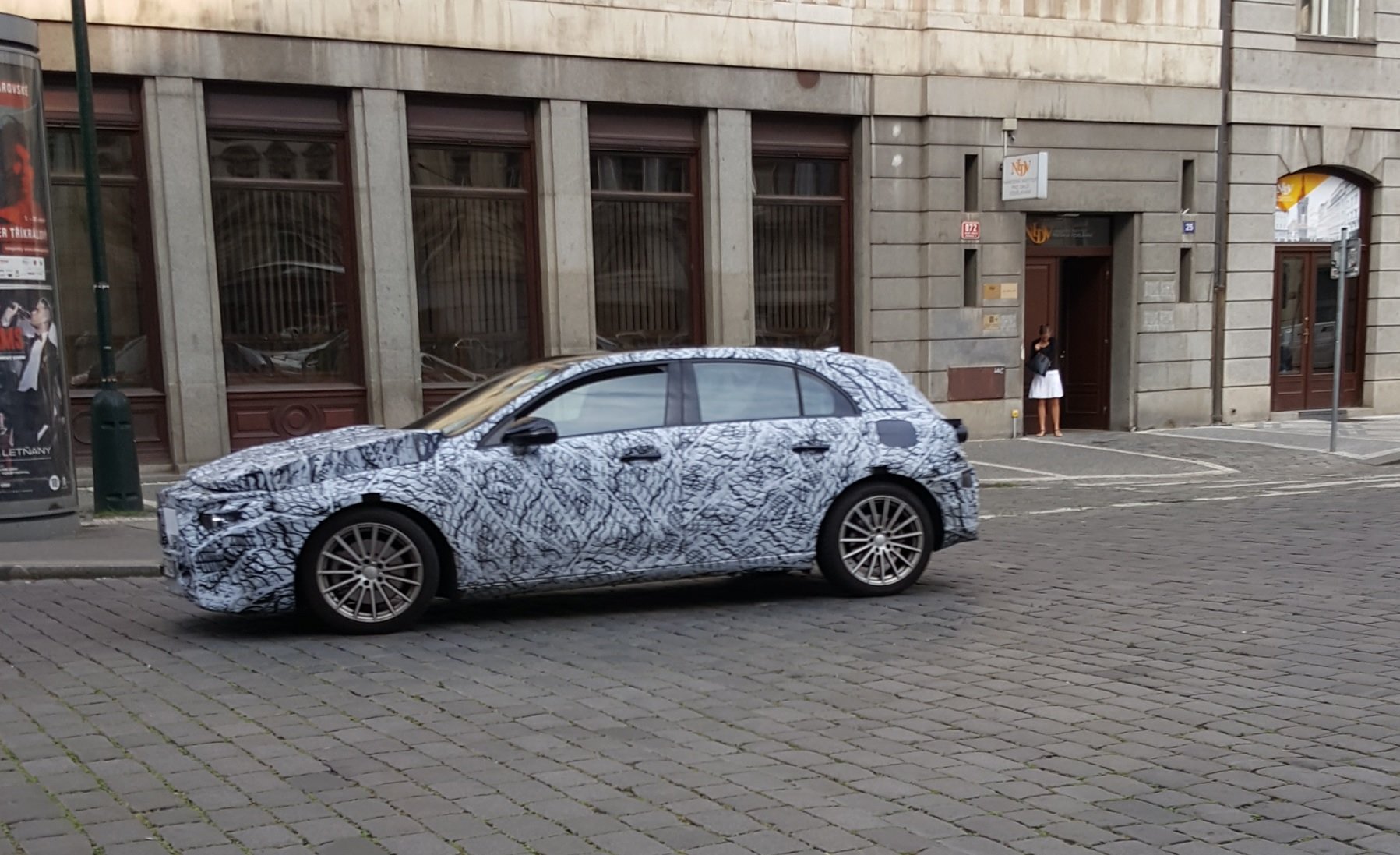 Mercedes-Benz třídy A 2018 vyfocen během jízdy po Praze