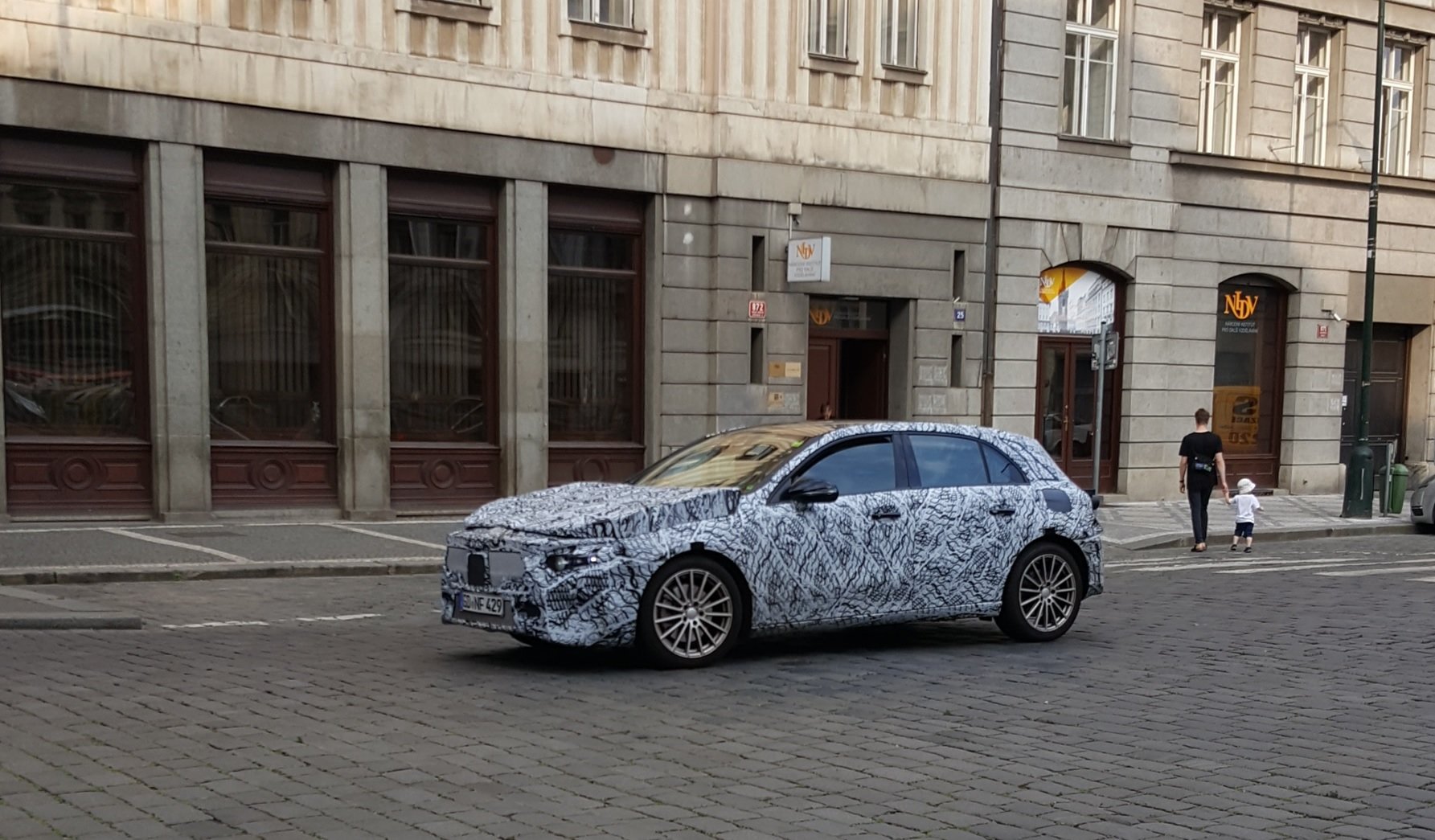 Mercedes-Benz třídy A 2018 vyfocen během jízdy po Praze