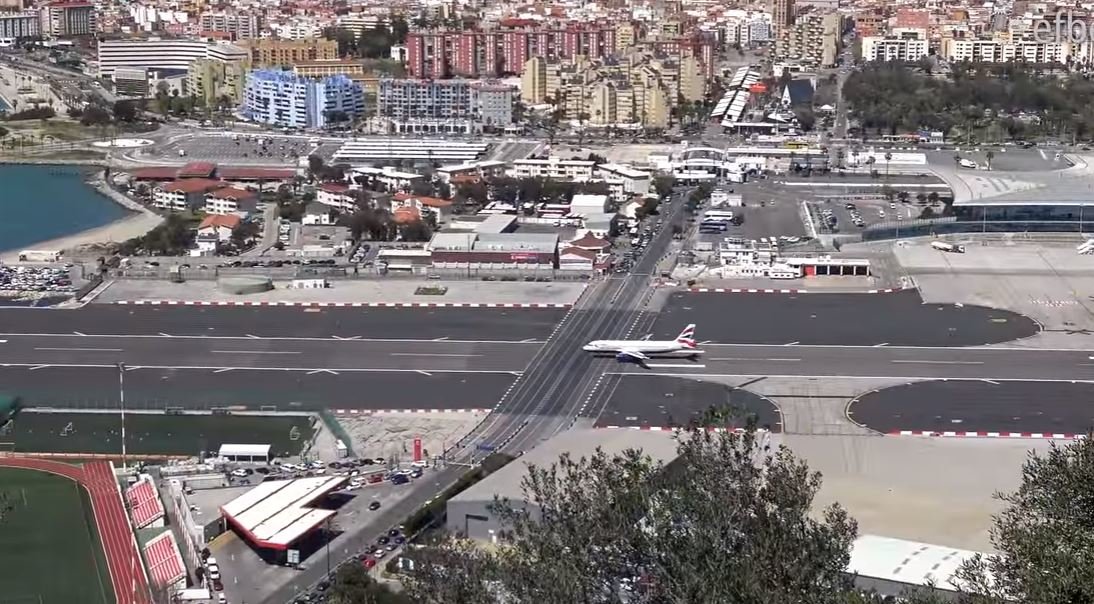Letiště na poloostrově Gibraltar patří k unikátům i díky tomu, že jej protíná jediná silnice k hranicím se Španělskem