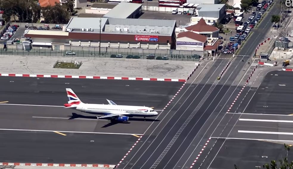 Letiště na poloostrově Gibraltar patří k unikátům i díky tomu, že jej protíná jediná silnice k hranicím se Španělskem