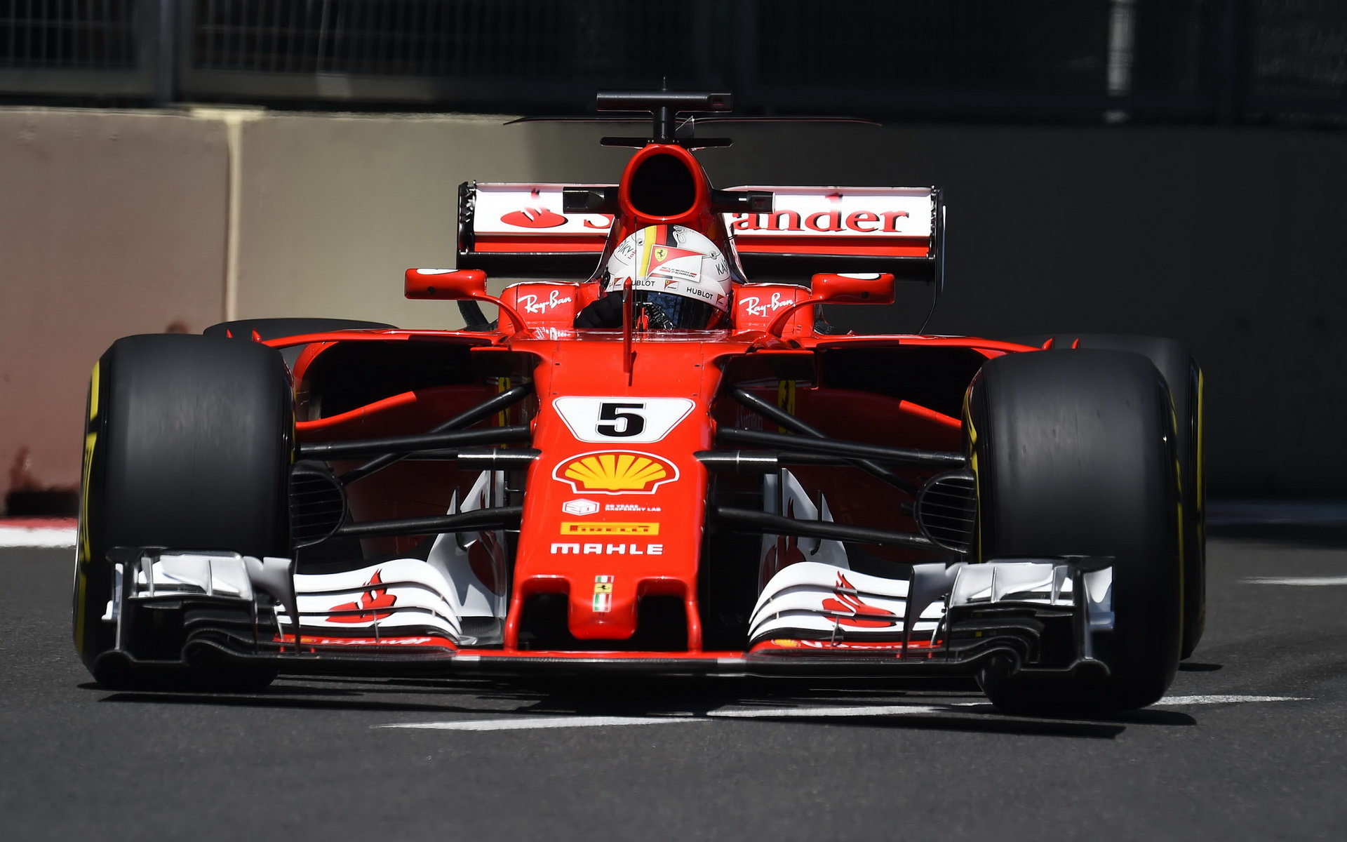 Sebastian Vettel se svým Ferrari v Baku