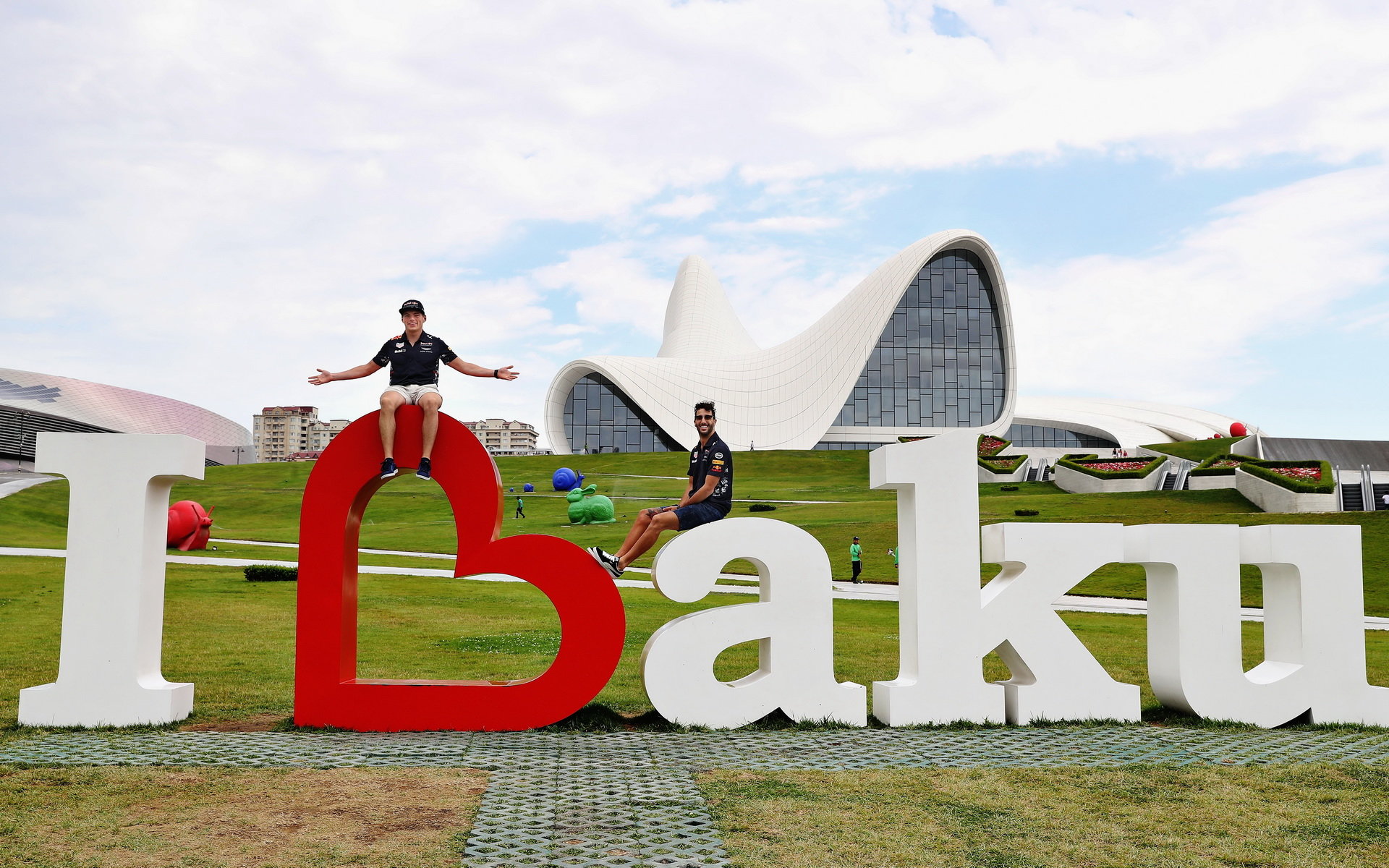 Daniel Ricciardo a Max Verstappen v Baku