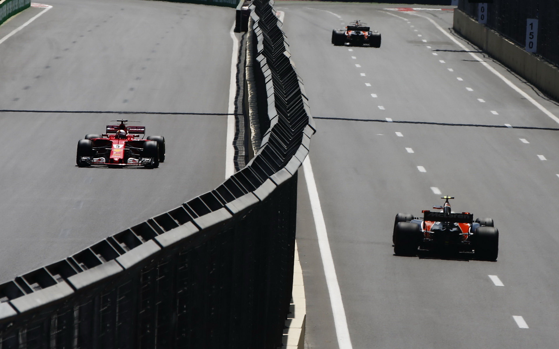 Sebastian Vettel a Stoffel Vandoorne při tréninku v Baku