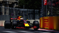 Daniel Ricciardo při tréninku v Baku