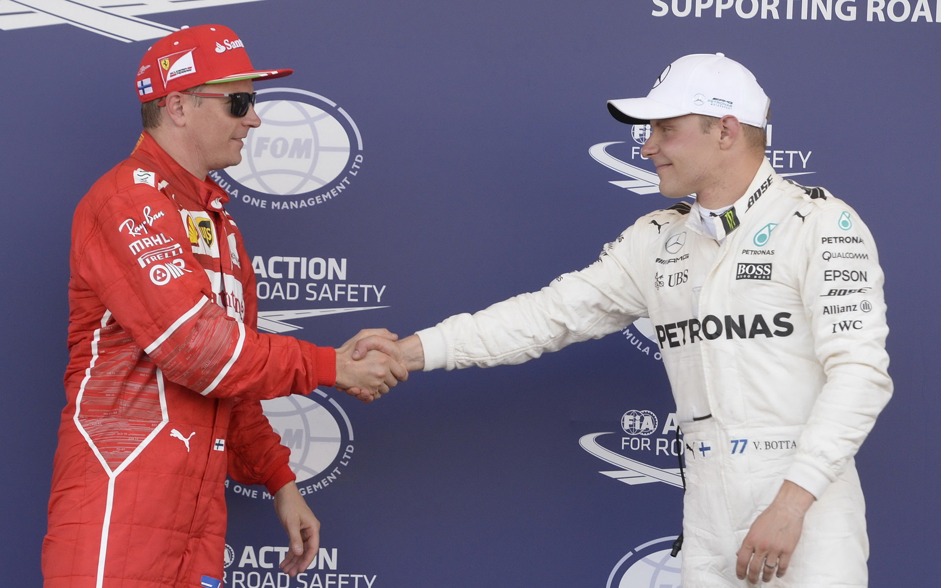 Kimi Räikkönen a krajan Valtteri Bottas po kvalifikaci v Baku