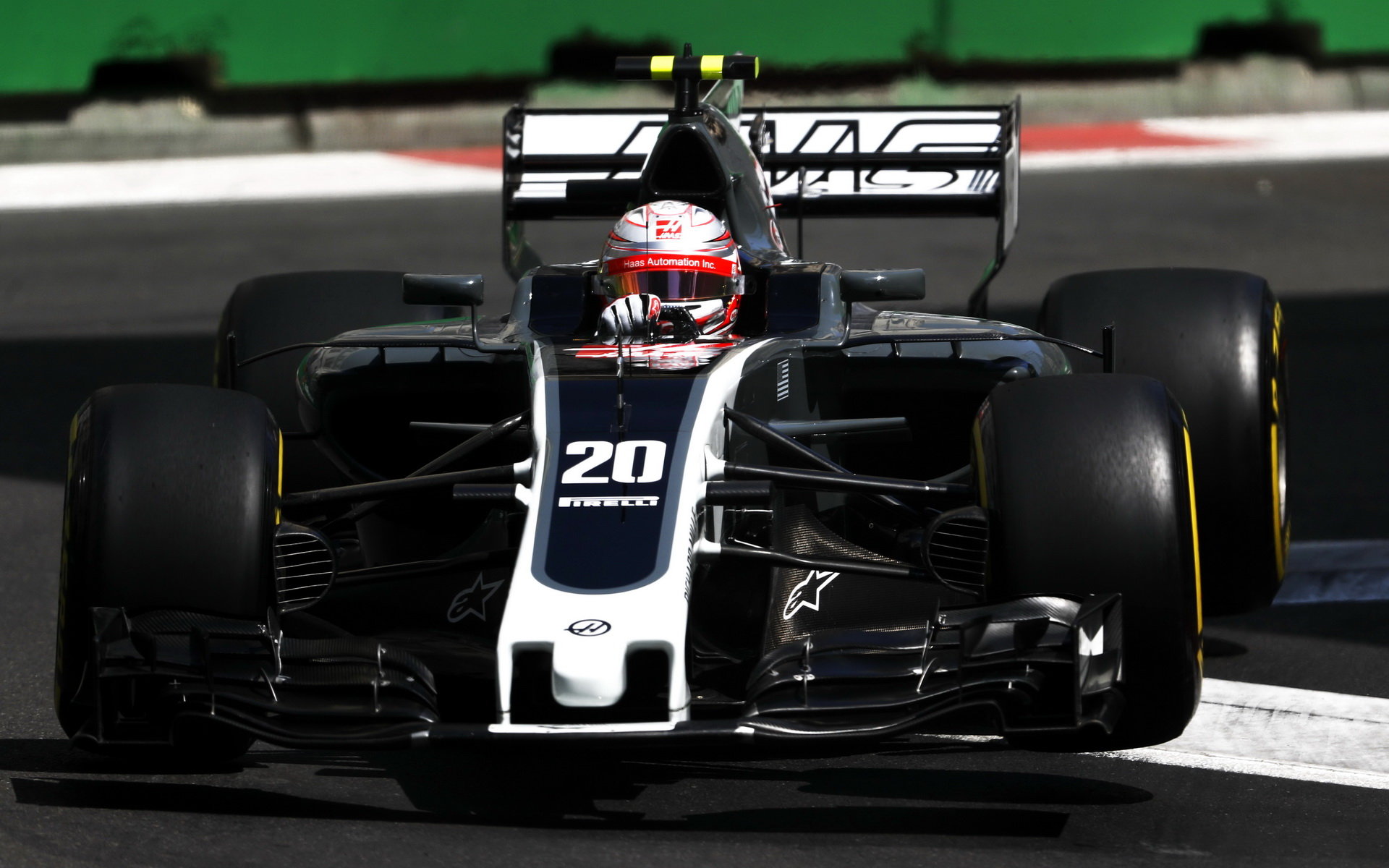 Kevin Magnussen při tréninku v Baku