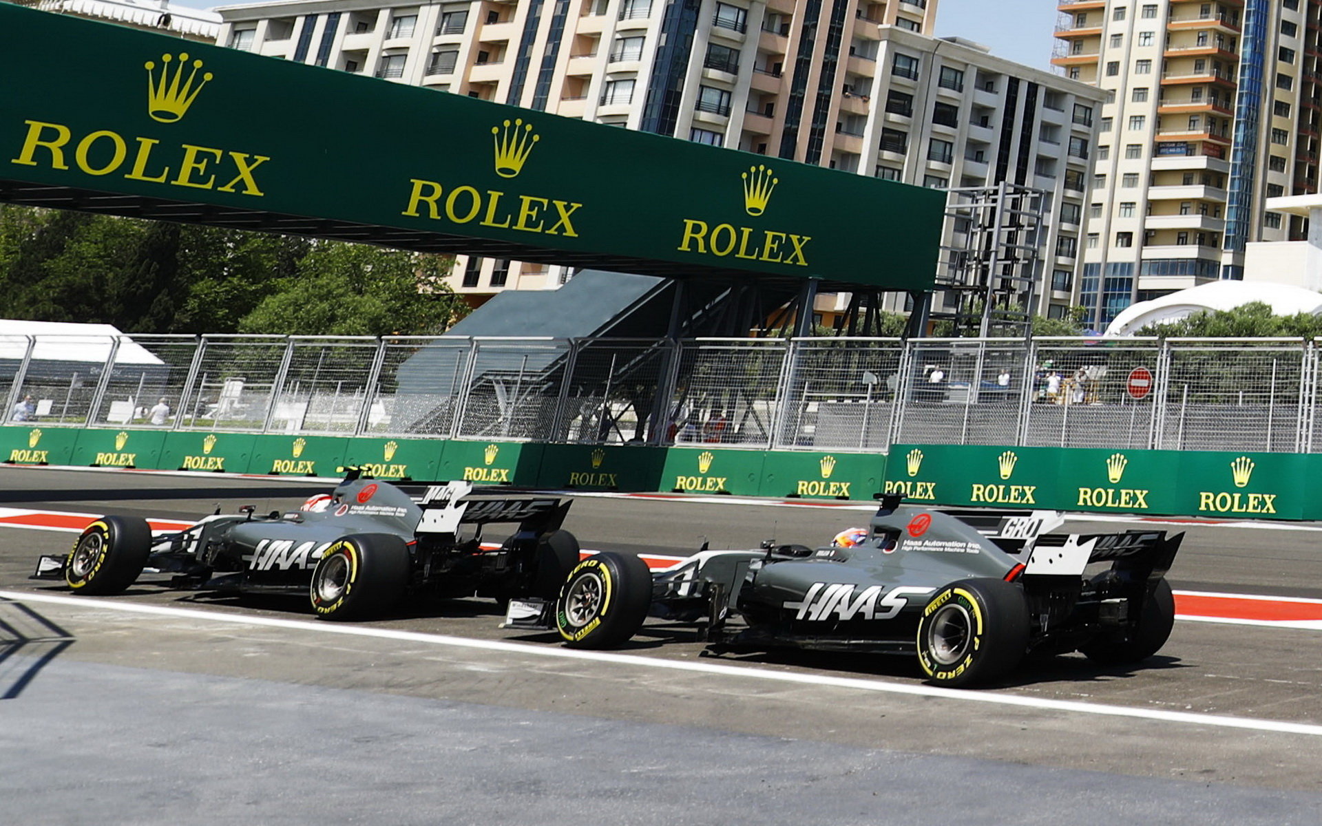 Kevin Magnussen a Romain Grosjean při tréninku v Baku