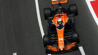 Fernando Alonso při tréninku v Baku