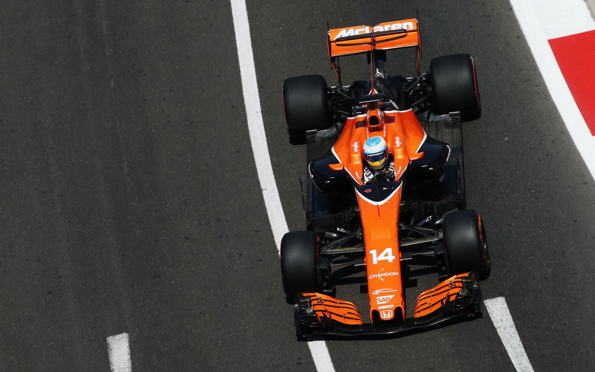 Fernando Alonso při tréninku v Baku