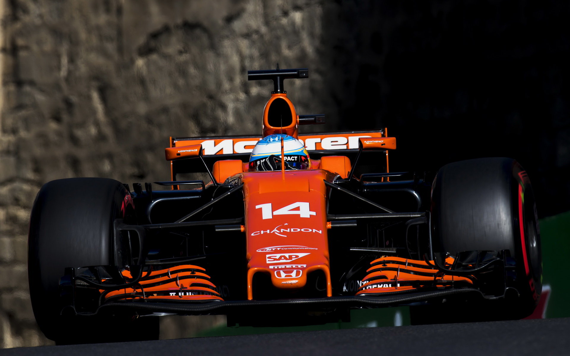 Fernando Alonso v Baku i přes incident v prvním kole bodoval.