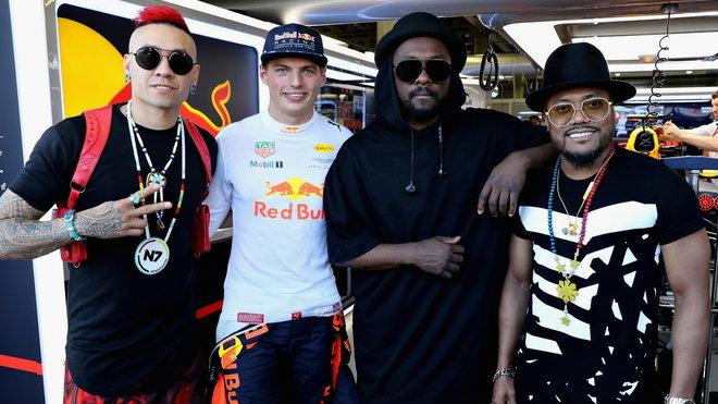 Max Verstappen s skupinou The Black Eyed Peas po kvalifikaci v Baku