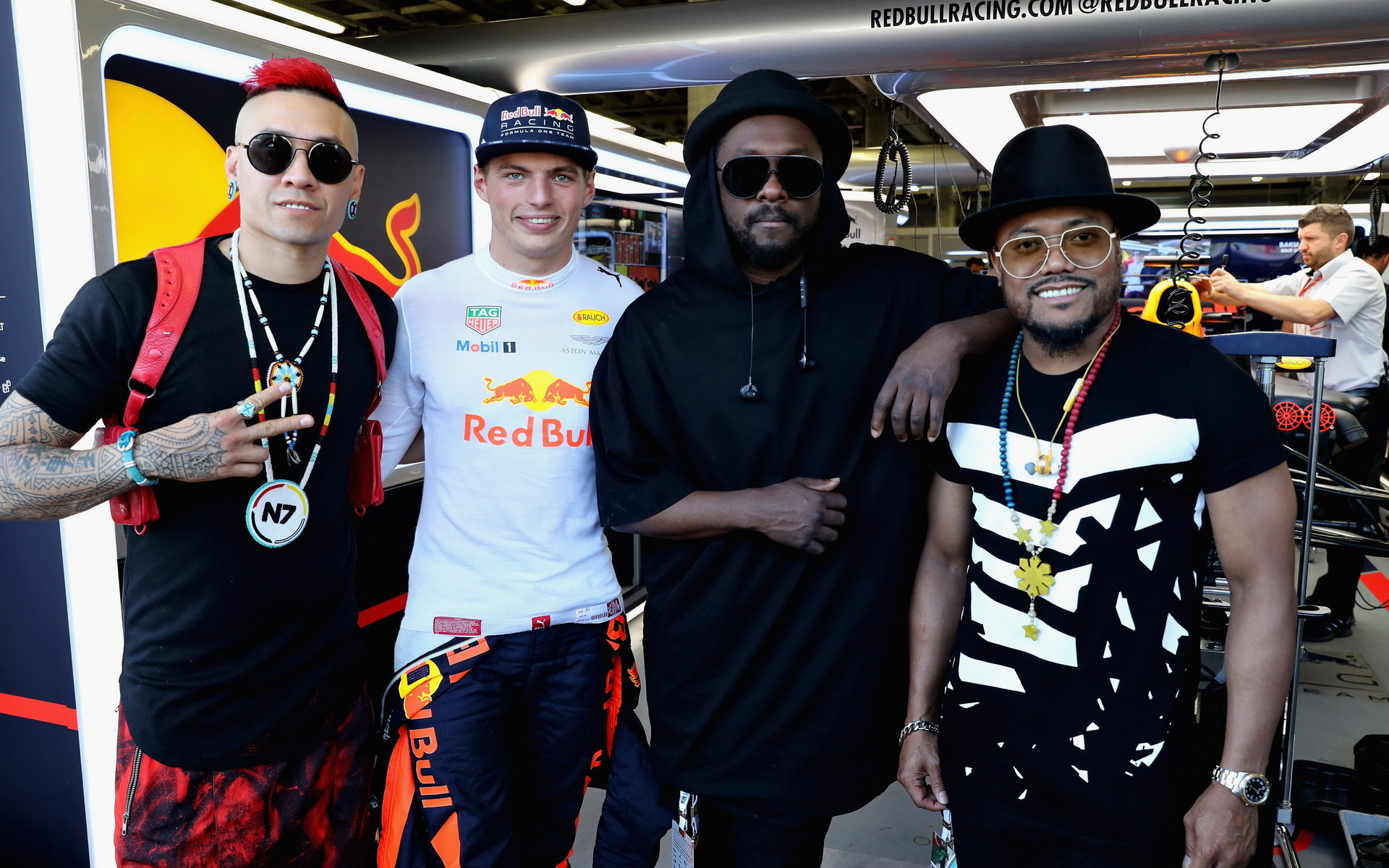 Max Verstappen s skupinou The Black Eyed Peas po kvalifikaci v Baku