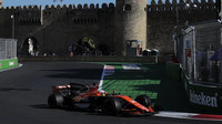 Fernando Alonso v závodě v Baku
