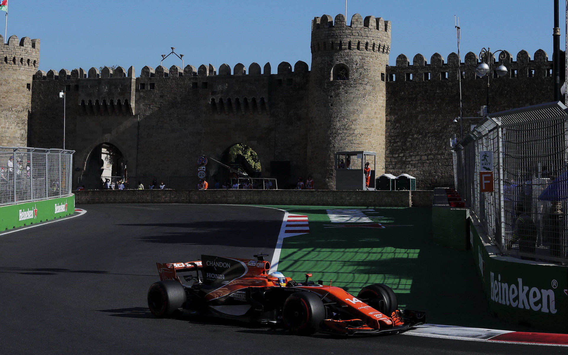 Fernando Alonso v závodě v Baku