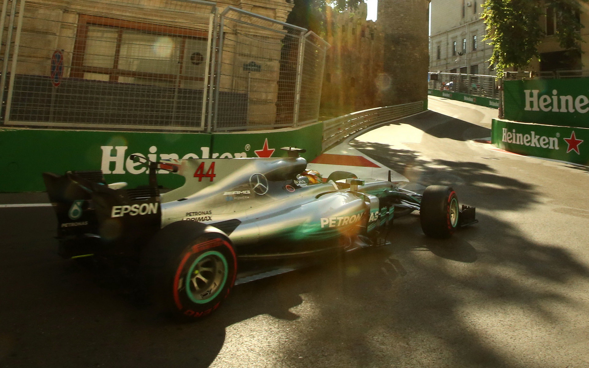 Závod v Baku sice Hamilton dokončil, ale v jeho průběhu došlo k poškození převodovky