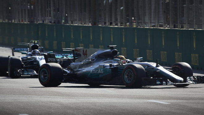 Lewis Hamilton a Valtteri Bottas v závodě v Baku