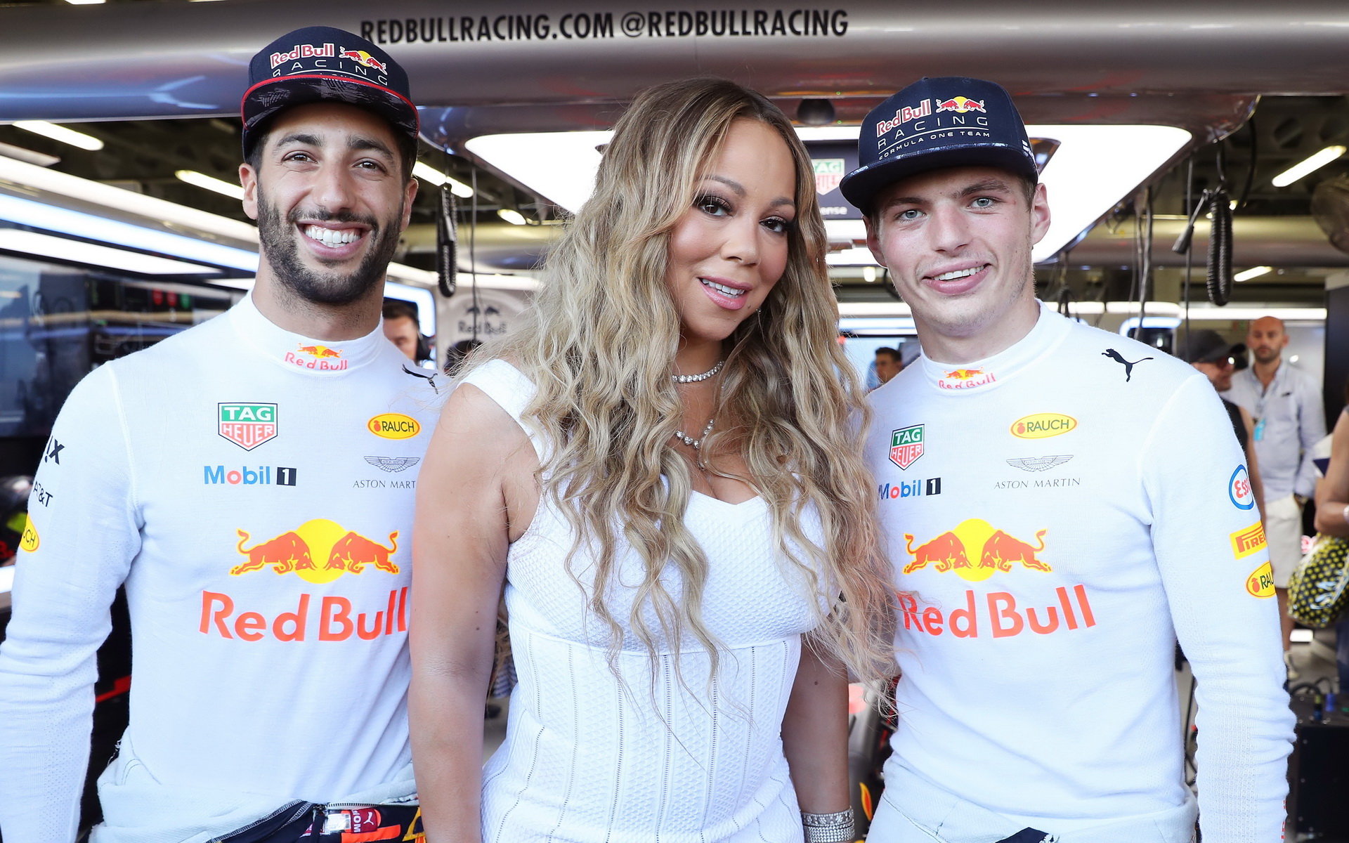 Daniel Ricciardo (vlevo) s vozem RB13 září, Max Verstappen má zatím smůlu